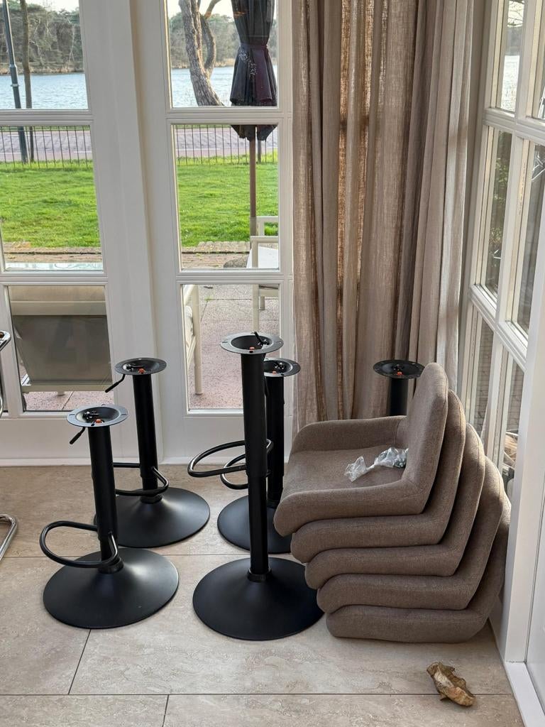 Zo goed als nieuwe barkrukken van Leenbakker, Ophalen of Verzenden, Zo goed als nieuw, 90 cm of meer, 2 krukken