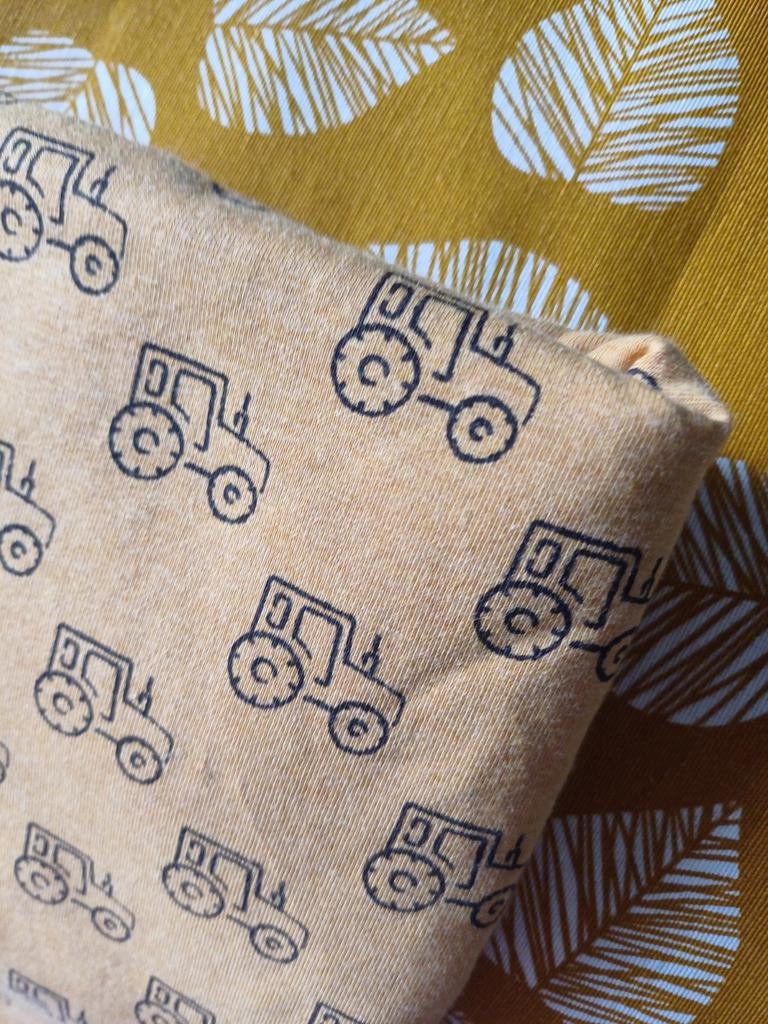 Lap stof Geel zwarte tractor stretch nieuw, Geel, Nieuw, Ophalen of Verzenden, 30 tot 120 cm