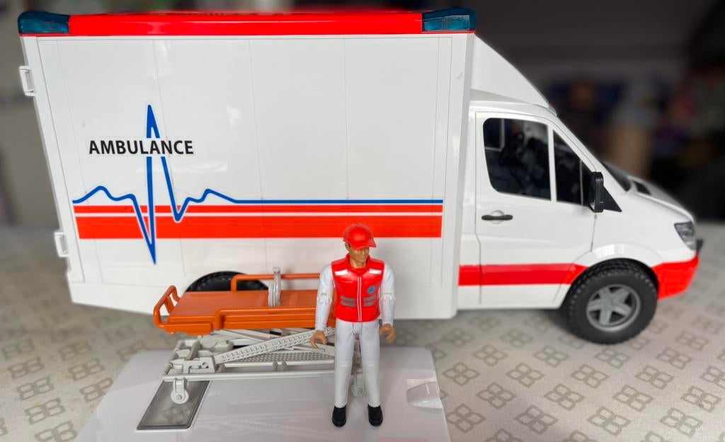 Bruder ambulance met alarm, chauffeur en brancard, Kinderen en Baby's, Speelgoed | Speelgoedvoertuigen, Ophalen of Verzenden, Zo goed als nieuw