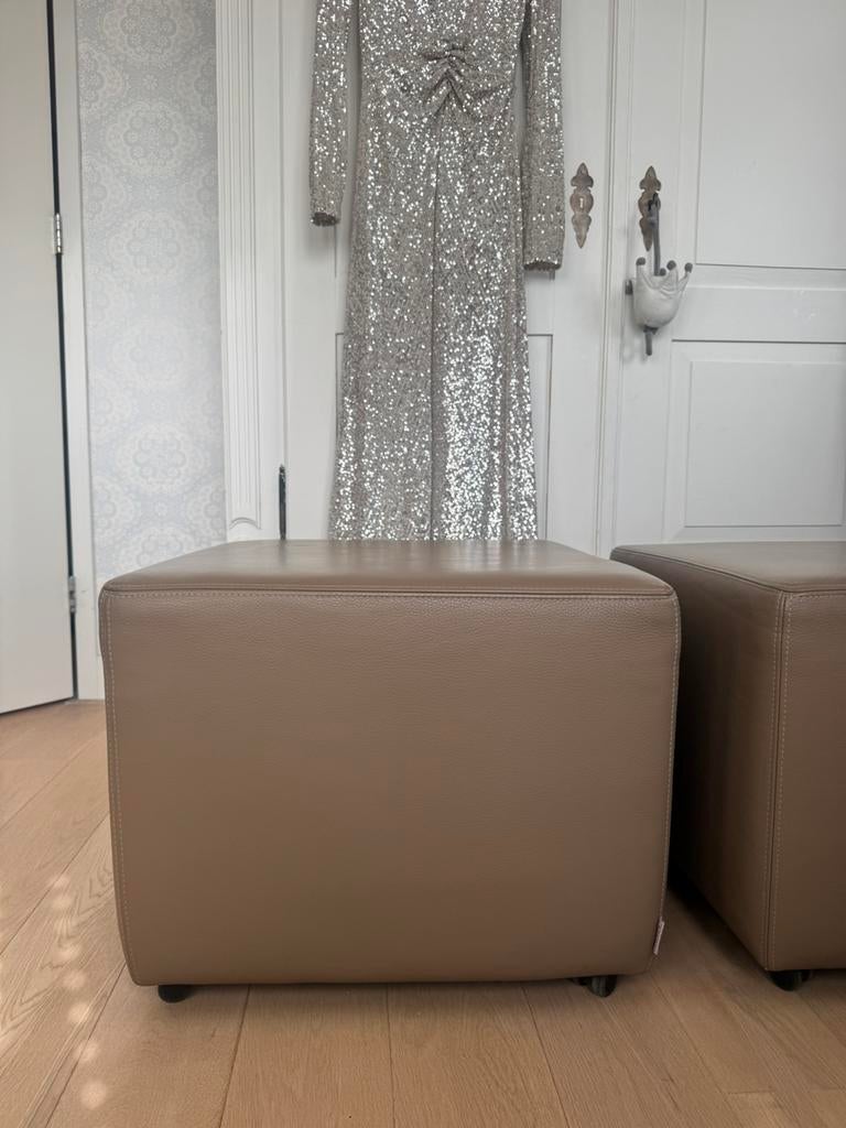 Poef / hocker bruin leer op wieltjes 2 stuks, Leer, Ophalen of Verzenden, 50 tot 75 cm, Vierkant