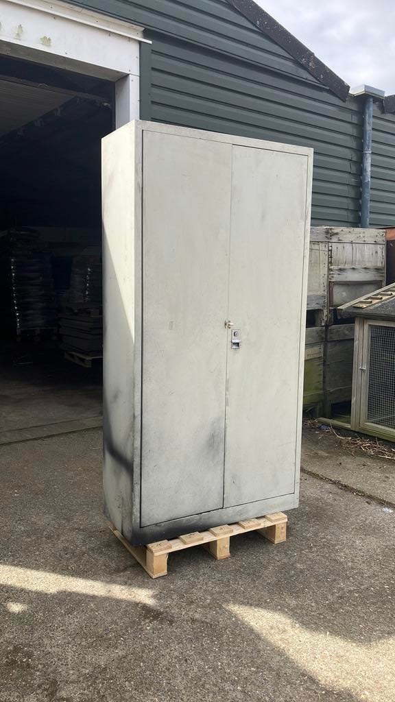 Stalen kast stevig met planken, Ophalen, Gebruikt, Metaal, Overige typen