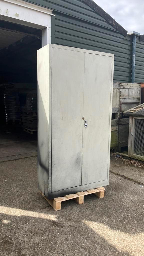 Stalen kast stevig met planken, Tuin en Terras, Bergingen en Tuinkasten, Zo goed als nieuw, Overige typen, Metaal, Ophalen