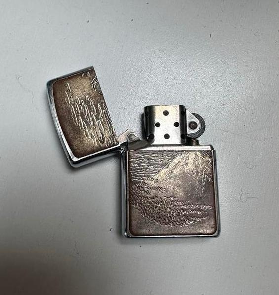 Zippo aansteker met Mount Fuji reliëf, Ophalen of Verzenden, Gebruikt, Aansteker