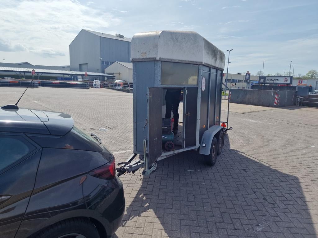 Paardentrailer altijd gebruikt als gesloten aanhanger tekoop, Ophalen
