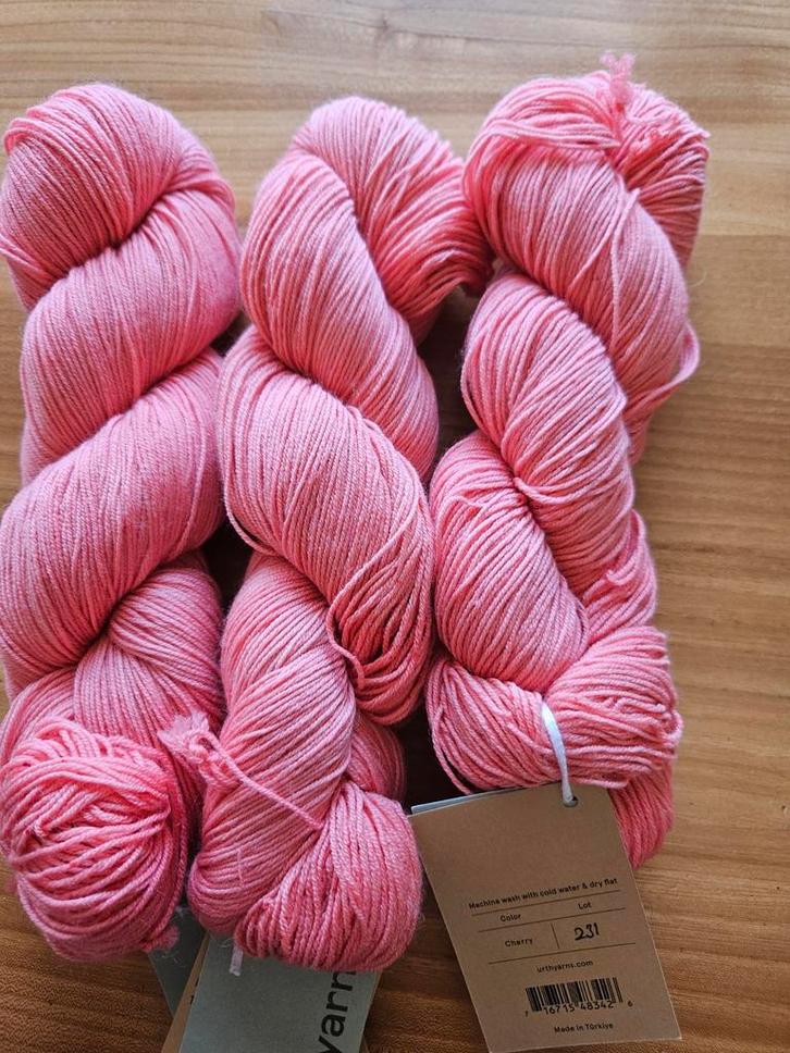 Urth Yarns Harvest Fingering - Cherry (3 strengen), Hobby en Vrije tijd, Breien en Haken, Ophalen of Verzenden