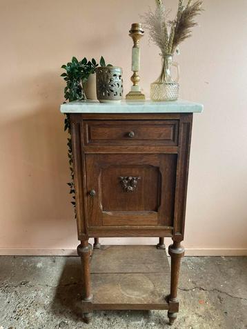 Vintage houten kastje met wit marmerem blad beschikbaar voor biedingen