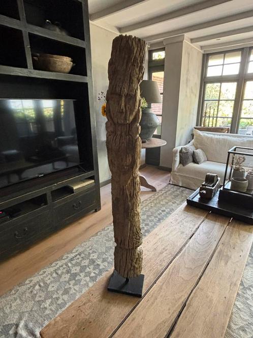 Uniek item!! Prachtig vergrijsd houten beeld op statief, Huis en Inrichting, Woonaccessoires | Overige, Zo goed als nieuw, Ophalen