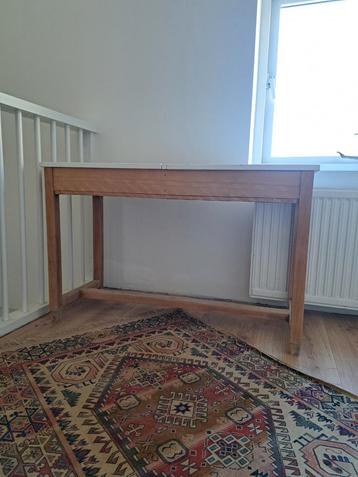 Bureautje van hout met kleplades beschikbaar voor biedingen