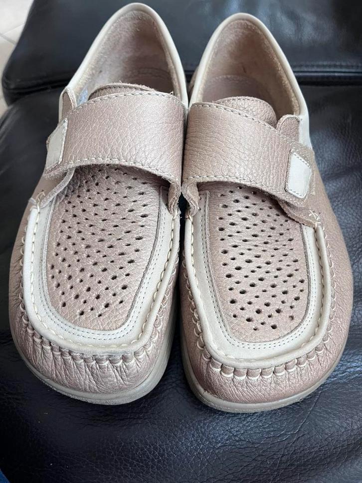 Dansko Mocassin met klittenbandsluiting, Kleding | Dames, Schoenen, Zo goed als nieuw, Instappers, Beige, Ophalen of Verzenden