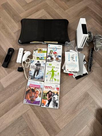 Zeer complete wii met veel games oa mario kart en extras beschikbaar voor biedingen