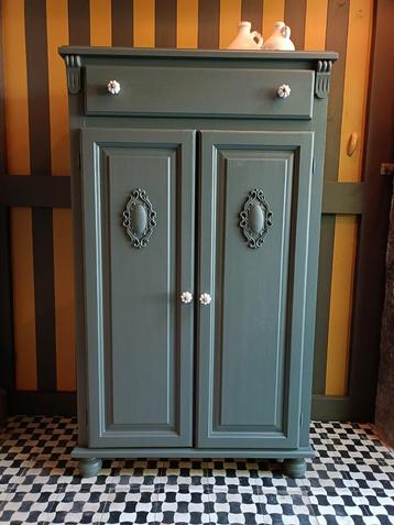 Meidenkast, brocante kast. beschikbaar voor biedingen