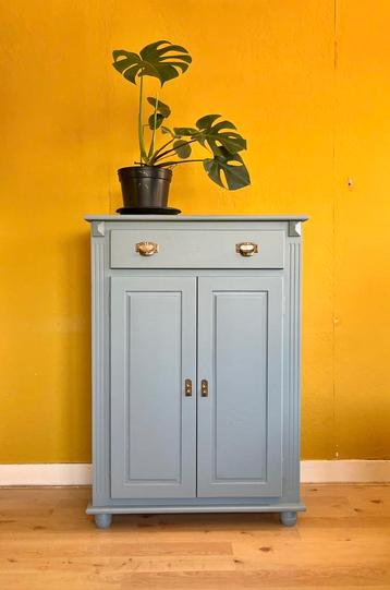 Brocante meidenkast | grijsblauwe kast met mooie details beschikbaar voor biedingen
