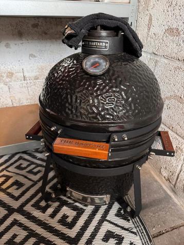 De Bastaard Small Kamado Barbecue beschikbaar voor biedingen