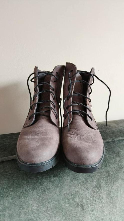 Hoge damesschoenen van leer maat 40 nieuw Kleur is taupe, Kleding | Dames, Schoenen, Zo goed als nieuw, Zwart, Ophalen of Verzenden