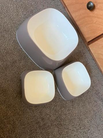 Katten en/of honder voer of drinkbakken beschikbaar voor biedingen