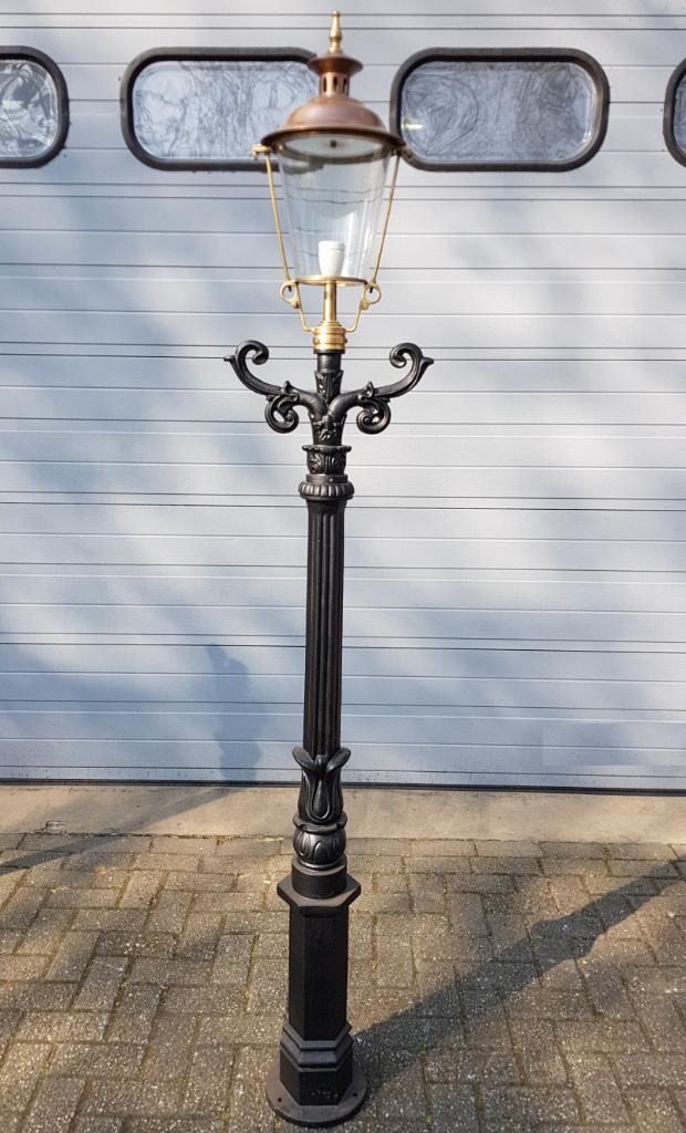 Antieke gietijzeren lantaarnpaal straatlantaarn tuinlantaarn, Antiek en Kunst, Antiek | Lampen, Verzenden