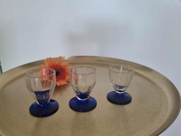 3 mooie antieke kleine glaasjes met blauw voetje beschikbaar voor biedingen