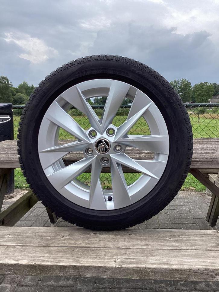 17” Skoda Octavia met Pirelli ❄️banden 205-55-17 met 4x8 mm, Auto-onderdelen, Banden en Velgen, Banden en Velgen, Winterbanden