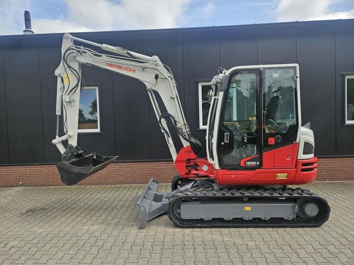 Takeuchi TB250-2 Stage V / 3000 uur, Zakelijke goederen, Machines en Bouw | Kranen en Graafmachines