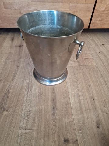 Metalen champagne koeler met handvaten. 23 cm x 26 cm hoog. beschikbaar voor biedingen