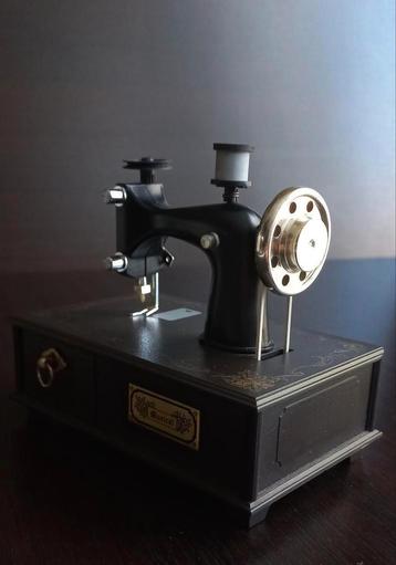 Vintage naaimachine voor kittens Berkeley Designs Music Box  beschikbaar voor biedingen