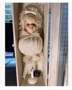 Baby belletjes pop, houder, lijfje, in kist, glasdeur, Nieuw, Ophalen of Verzenden, X, Pop