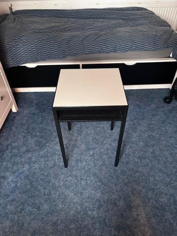 Kleine tavel beschikbaar voor biedingen