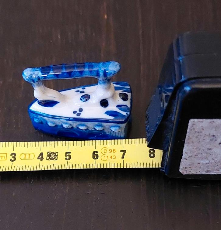 Wit/blauw porseleinen, miniatuur strijkijzer, Verzamelen, Poppenhuizen en Toebehoren, Zo goed als nieuw, Apparaten, Ophalen of Verzenden