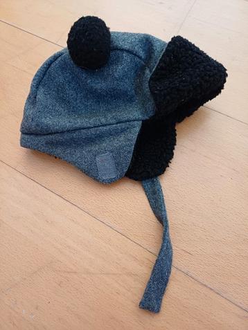 Muts met oorkleppen. Klittenband sluiting  beschikbaar voor biedingen