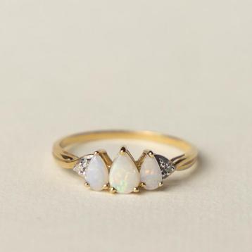 vintage 9 karaat gouden ring met opaal en diamanten beschikbaar voor biedingen