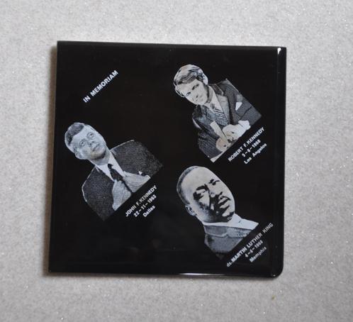 Herdenkingstegel met J.F. Kennedy, R.F. Kennedy en M.L. King, Antiek en Kunst, Antiek | Wandborden en Tegels, Ophalen of Verzenden