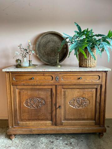 Vintage houten dressoir met beige marmeren blad beschikbaar voor biedingen