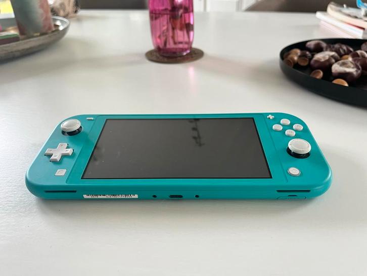 Nintendo Switch Lite Turquoise + thumb grips, Spelcomputers en Games, Spelcomputers | Nintendo Consoles | Accessoires, Zo goed als nieuw