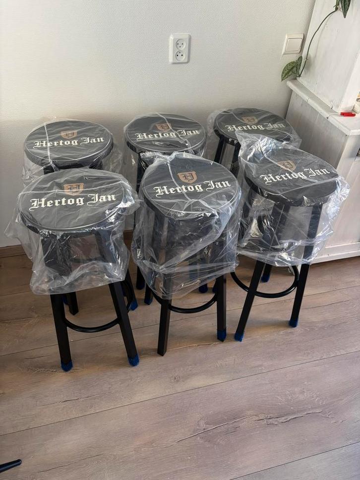 Barkrukken set Hertog Jan! Nieuw!, Huis en Inrichting, Barkrukken, Zo goed als nieuw, 60 tot 90 cm, Kunststof, 5 krukken of meer