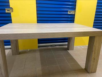 Eet tafel & 4 eet stoelen beschikbaar voor biedingen