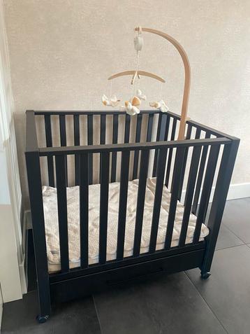 Box Compleet met Mobiel litte dutch, Kleed jollein en Matras beschikbaar voor biedingen