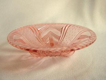 Art Deco fruitschaal op 3 voetjes Roze transparant persglas  beschikbaar voor biedingen