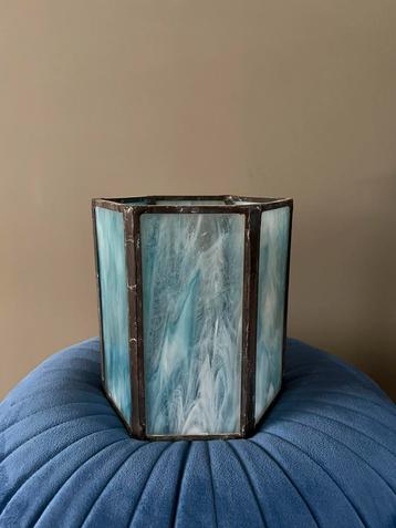 Art Deco Tiffani windlicht in blauw glas beschikbaar voor biedingen