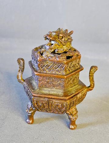 Een wierookbrander met drakenmotief beschikbaar voor biedingen