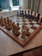 Schaak/dambord met schaakstukken en damstenen., Hobby en Vrije tijd, Gezelschapsspellen | Bordspellen, Ophalen of Verzenden, Gebruikt