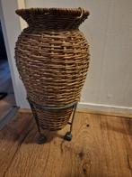 Rotan vaas met metalen standaard, Overige materialen, Gebruikt, Overige kleuren, 50 tot 75 cm