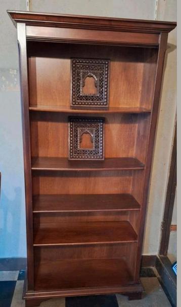 Houten Boekenkast met Planken beschikbaar voor biedingen