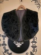 Grijze Cape met Bloemmotief - Onesize, Kleding | Dames, Jassen | Winter, Maat 38/40 (M), Nieuw, Ophalen of Verzenden, Onbekend