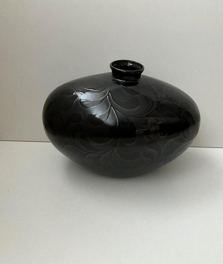 Blikvanger - exclusieve grote ovale zwart vaas, Huis en Inrichting, Woonaccessoires | Vazen, Zo goed als nieuw, Zwart, Minder dan 50 cm