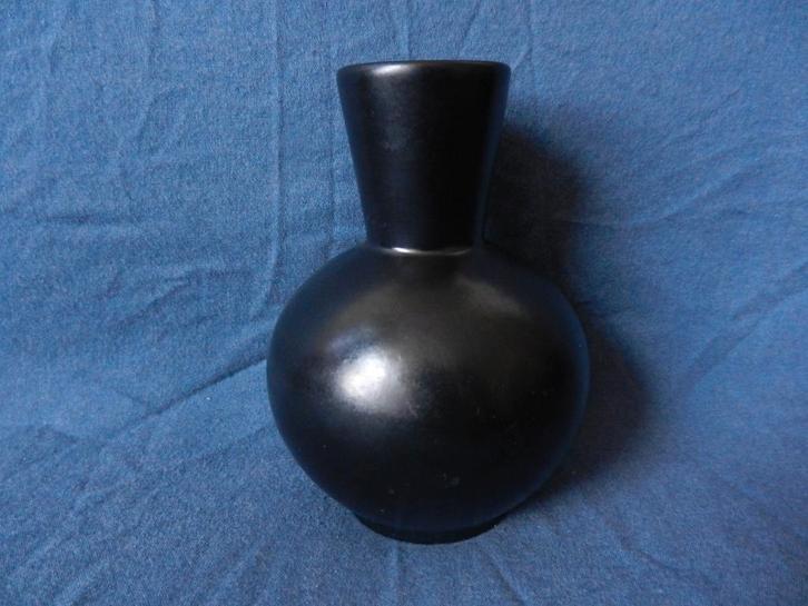 Geheel zwart plateel vaasje Gouda (Zenith?) hxd 12,4x9,1 cm, Antiek en Kunst, Antiek | Keramiek en Aardewerk, Ophalen of Verzenden