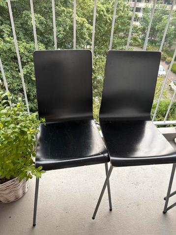 4 gebruikte eetkamerstoelen beschikbaar voor biedingen