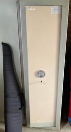 Wapenkluis.  160cm hoog - 47cm breed, Ophalen