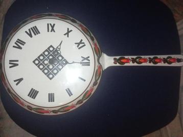 Emaille klok in de vorm van een koekenpan beschikbaar voor biedingen