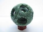 Prachtige jade Chinese puzzel (mysterie) bal op standaard., Antiek en Kunst, Ophalen of Verzenden
