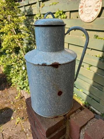 Oude brocante emaille Hongaarse waterkan. beschikbaar voor biedingen